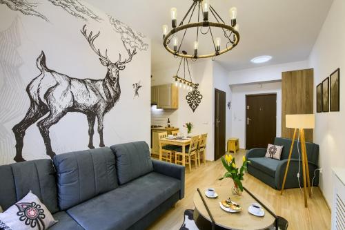 クリニツァ・ズドルイにあるApartament Krynica Centralのリビングルーム(ソファ付)