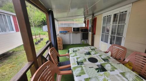 Kuchyň nebo kuchyňský kout v ubytování Mobilhome 5 personnes en Ardèche