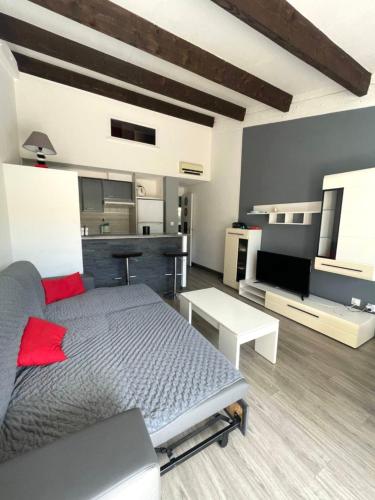 une chambre avec un grand lit et une cuisine dans l'établissement Maison Paisible - 4pers - Histoire de clés, au Cap d'Agde