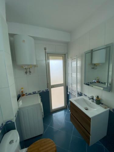 Art's Apartment tesisinde bir banyo