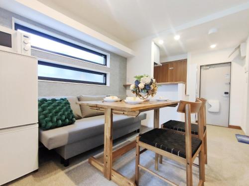 C2 Shibuya new hotel, 2 bedrooms and 1 living room, 7 mins to ST Max 6P 渋谷全新酒店 全新装修 两室一厅 交通中心 车站7分钟 最大6人 直达新宿 涉谷 表参道 品川 池袋 上野 代代木 银座 原宿