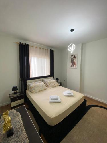 Art's Apartment tesisinde bir odada yatak veya yataklar