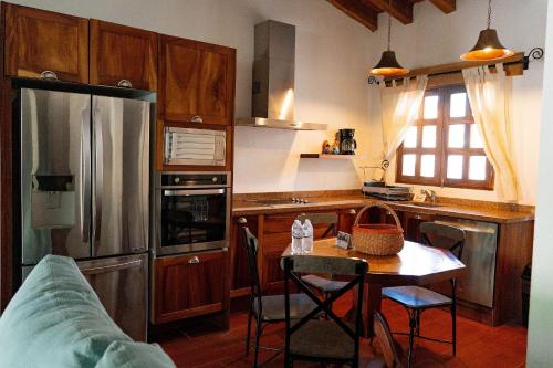 Η κουζίνα ή μικρή κουζίνα στο Refugio del Mar Luxury Hotel Boutique