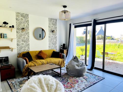 ein Wohnzimmer mit einem gelben Sofa und einem Fenster in der Unterkunft Brikenn - Ideal Country Loft for Families & Couples in Trébeurden