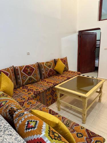 a couch with a coffee table in a living room at Hostel dallas Warzazate in Iskhissane