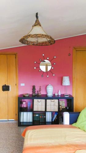 a room with a bed and a pink wall at Appartamenti vistAmare - Casacromia - in Vibonati