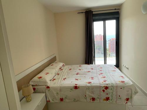 une chambre avec un lit avec une fenêtre dans l'établissement apartamento con vistas y bien ubicado renovado, à Benidorm