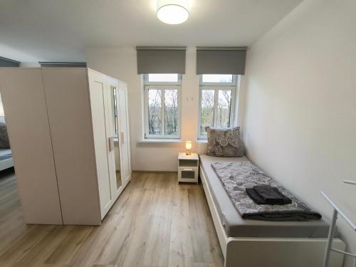 Postel nebo postele na pokoji v ubytování Business apartments "An der Lutherkirche" Self-Check-in