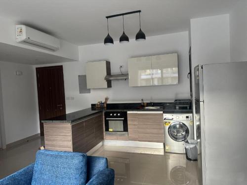 - une cuisine avec un canapé bleu et un réfrigérateur dans l'établissement Hotel Apartment in G cribs, à Hurghada