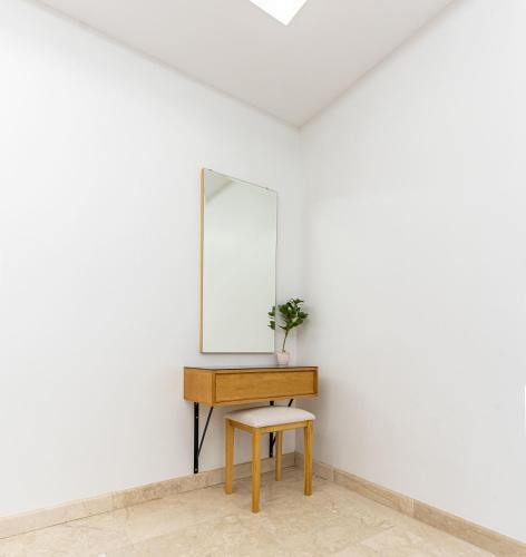 a dressing table with a mirror and a stool at وحدات الردسي الفندقيه in Jeddah