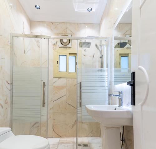 a bathroom with a shower and a sink and a toilet at وحدات الردسي الفندقيه in Jeddah