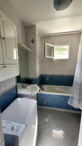 une salle de bain avec une baignoire et un lavabo et une baignoire dans l'établissement Studio à 100m de la plage et proche stade Velodrome, à Marseille