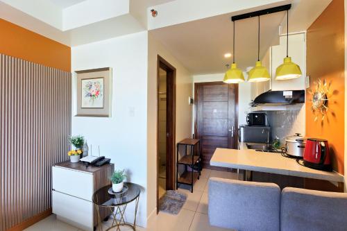 宿务Classy Gabi's Crib - Horizon 101的配有桌椅的厨房和客厅