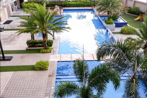 宿务Classy Gabi's Crib - Horizon 101的棕榈树环绕的游泳池的俯视图