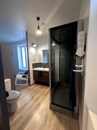 une salle de bain avec un réfrigérateur en verre dans une chambre dans l'établissement Domaine de Lagasse, Gîte avec Piscine, au coeur du Sud-ouest, à Hautefage-la-Tour