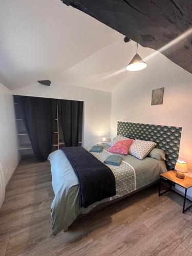 une chambre avec un grand lit et une table dans l'établissement Domaine de Lagasse, Gîte avec Piscine, au coeur du Sud-ouest, à Hautefage-la-Tour