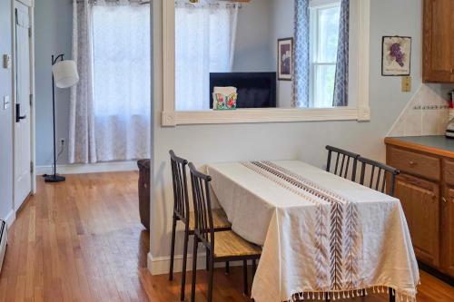 TV a/nebo společenská místnost v ubytování 7 Mi to Downtown Providence Quiet Apt in Seekonk