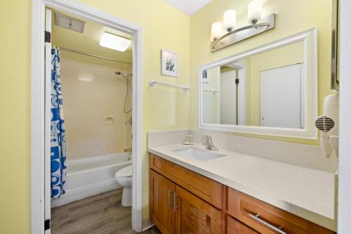 Ένα μπάνιο στο Royal Kuhio 1709 - Spacious Studio with Stunning Ocean City Views in the Heart of Waikiki!