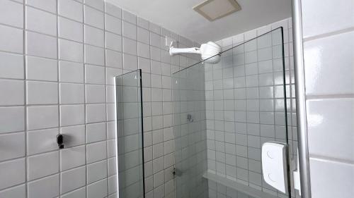 イポジュカにあるPalm Village Acqua - Flats em Muro Alto por Yoloのシャワー(ガラスドア、鏡付)