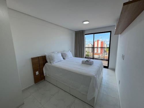 Ένα ή περισσότερα κρεβάτια σε δωμάτιο στο Apto com quarto e sala super varanda e vista AH705