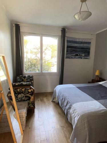 une chambre avec un lit et une grande fenêtre dans l'établissement Résidence Lus-73-pornichet - PORNICHET - SAINTE MARGUERITE MAE-0001, à Pornichet