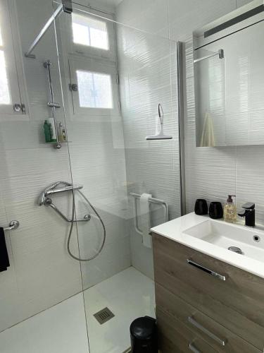 une salle de bain blanche avec une douche et un lavabo dans l'établissement Résidence Lus-73-pornichet - PORNICHET - SAINTE MARGUERITE MAE-0001, à Pornichet