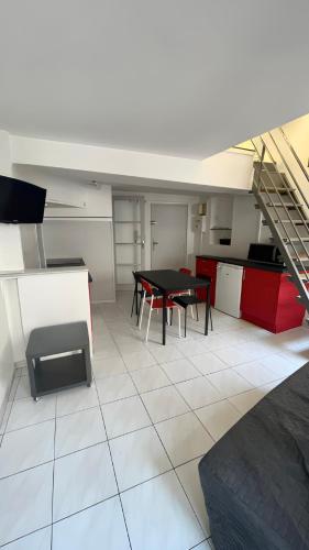 un salon avec une table et un escalier dans l'établissement Centre-ville Avignon - Duplex - Terrasse privée, à Avignon