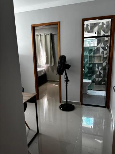 a room with a desk and a phone on the floor at Hachi Flats - GRU in Guarulhos