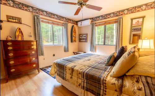 Una cama o camas en una habitación de Lakehouse with Boats, MiniGolf, Sauna, HotTub, Swings and Playground!