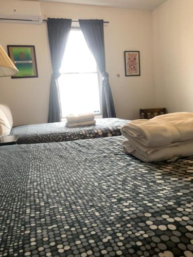 a bedroom with a bed and a window at Pensione Popolo in Montréal