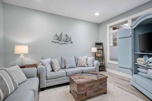 a living room with a couch and a tv at The Nedonna Nest in Rockaway Beach