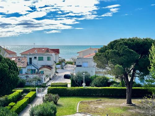 une vue d'une ville avec l'océan en arrière-plan dans l'établissement Entre Mer & Port - T3 Carnon, Terrasse, Clim, à Mauguio