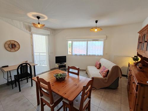 un salon avec une table et un canapé dans l'établissement Cosy Perpi Gare, à Perpignan