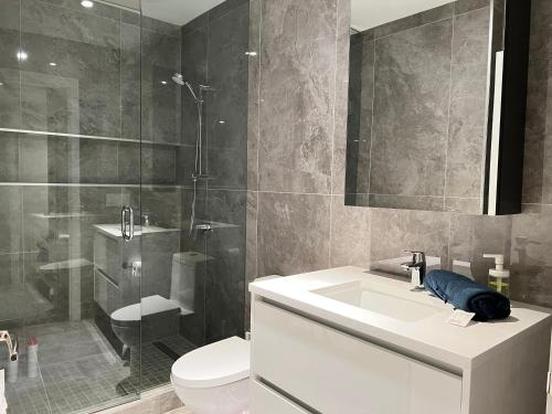 Ένα μπάνιο στο Best location &comfortable room1B &1B Richmond center