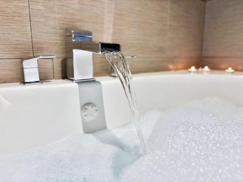 un bagno con una fontana d'acqua in una vasca di House With Pool a Cape Coral