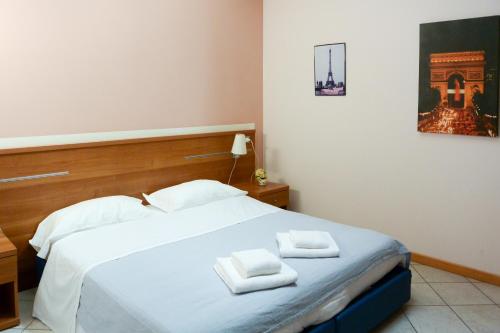 a bedroom with a bed with two towels on it at Albergo Meublè Abatjour in Mantova