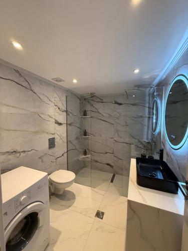 Bilik mandi di Luxy renovated flat with patio