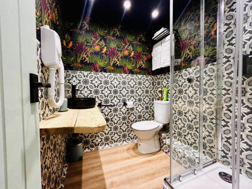 a bathroom with a toilet and a shower at Rest Boutique Portobello in London