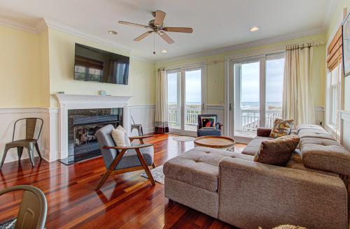 ein Wohnzimmer mit Sofa und Kamin in der Unterkunft Ocean Oasis by Carolina Beach Realty in Carolina Beach