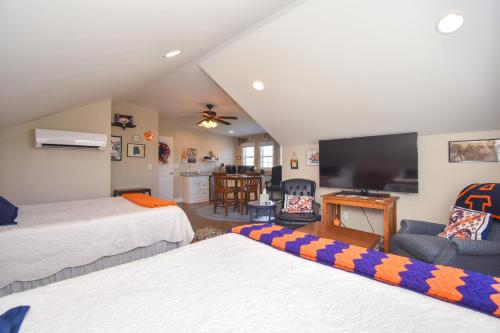 Un dormitorio con dos camas y un televisor de pantalla plana. en KJR Studio in Auburn, en Auburn