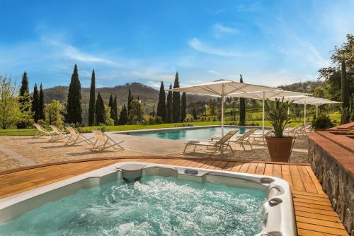 einen Pool mit einem Whirlpool, Stühlen und einem Sonnenschirm in der Unterkunft GOLDEN LUXE - Diamond in the Hills piscina privata e vasca idromassaggio in Serravalle Pistoiese