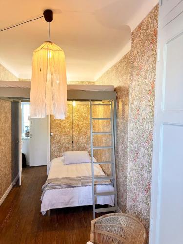 Charming French Apartment in central Cannes, Balcony, AC, 5min walk to beach