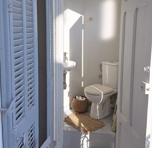 Charming French Apartment in central Cannes, Balcony, AC, 5min walk to beach