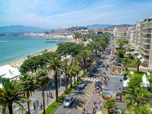 Charming French Apartment in central Cannes, Balcony, AC, 5min walk to beach