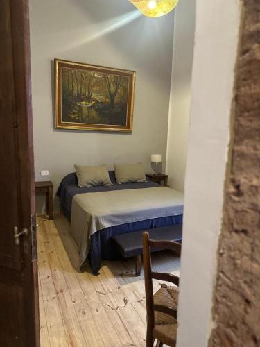 a bedroom with a bed and a picture on the wall at Hotel Hey U in Santa Fe