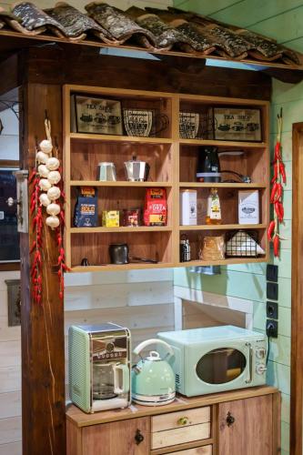 a kitchen with a microwave and a toaster oven at Archontiko Theofanous in Tríkala