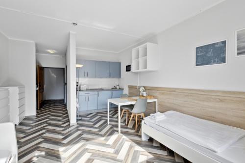 a room with a kitchen and a table and a bed at Sali Homes - Ferienwohnung in Kevelaer - Comfort in Kevelaer
