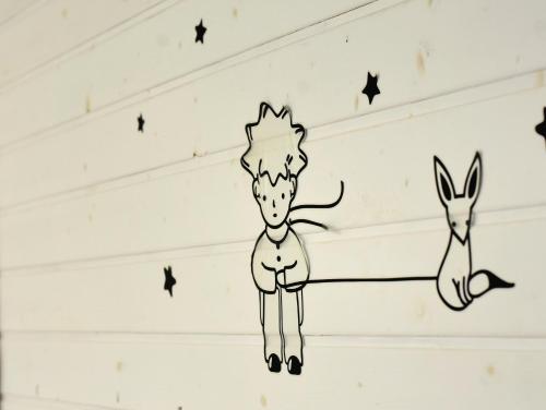 a drawing of two cats on a wall at Forest Escape near Barcelona in Sant Cugat del Vallès