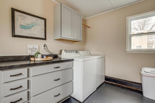 Η κουζίνα ή μικρή κουζίνα στο Walk to Dtwn Green Lake Peaceful Getaway with Porch