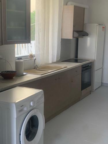 Dapur atau dapur kecil di Seaside Serenity in Komi Beach!
